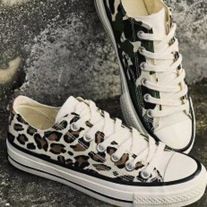 Leopard Printed Lace Up Round Toe Flat Sneakers